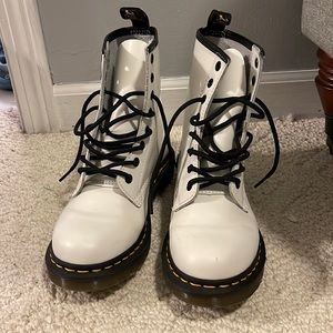 Practically new size 7 white Dr. Martens boots!